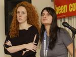 Sara Payne (th) troede, at medarbejderne på News of the World var hendes venner. Nu har hun fået besked om, at avisen har aflyttet hendes telefon. Her ses hun sammen med Rebekah Brooks (tv) 