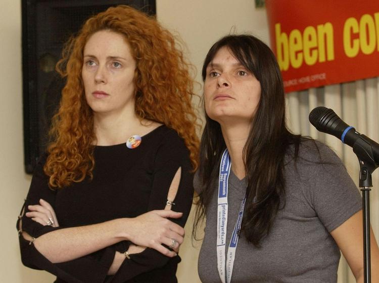 Sara Payne (th) troede, at medarbejderne på News of the World var hendes venner. Nu har hun fået besked om, at avisen har aflyttet hendes telefon. Her ses hun sammen med Rebekah Brooks (tv) 