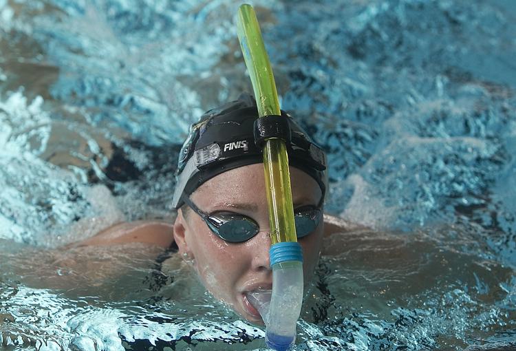 snyd. Nej, billedet er fra hjemme i Danmark, for Jeanette Ottesen svømmer uden hjælpemidler i Shanghai, så hun måtte have hovedet over vandet for at trække vejret tre gange under sit indledende heat i 50 meter butterfly. 