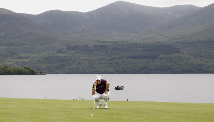 Søren Hansen vandt i 2002 Irish Open. Her er det irske Shane Lowry, der gør klar til et putt på fjerde hul. 
