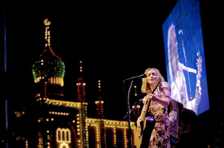 Stjerne. Den svenske sanger Lisa Ekdahl har også et meget stort dansk publikum. Her optræder hun på Plænen i Tivoli. 