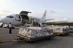 Nødhjælp. Adskillige ton mad fra FN's fødevareprogram landede i onsdags i Mogadishu lufthavn. Over 11 millioner mennesker menes at have brug for hjælp i det østlige Afrika. 