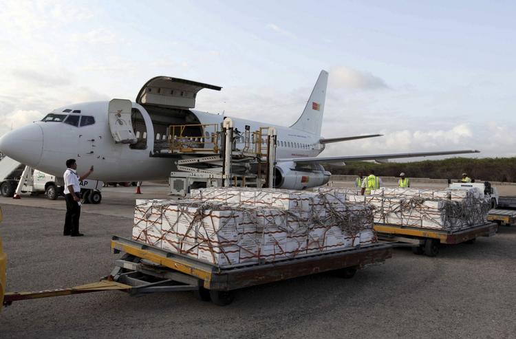 Nødhjælp. Adskillige ton mad fra FN's fødevareprogram landede i onsdags i Mogadishu lufthavn. Over 11 millioner mennesker menes at have brug for hjælp i det østlige Afrika. 