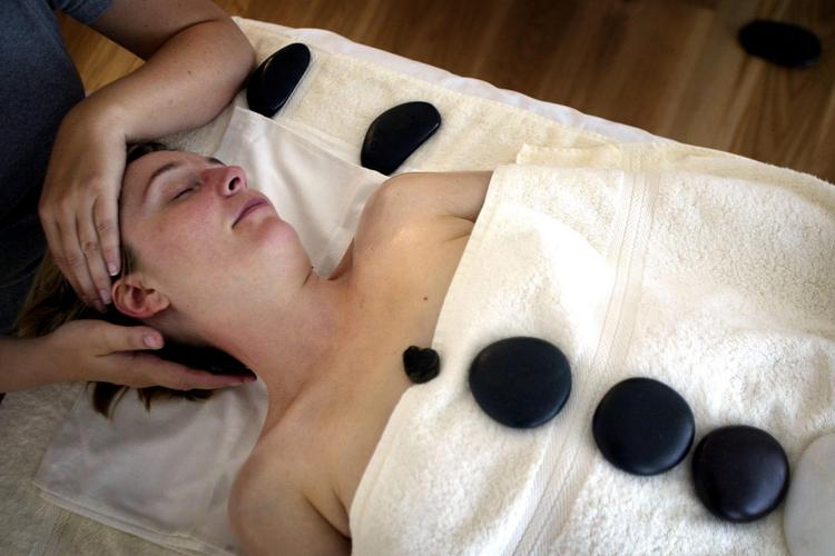 Selvforkælelse. Hele din krop gennemgår en dybdegående massage med dejlige varme lavasten. Der er dog forskel på, hvad det koster. 