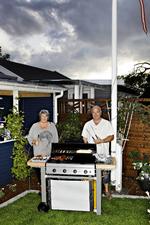 Grillglæde. Ghita Berggreen og Søren Fenger griller mindst 50 gange om året. Også flæskesteg og and til jul. 
