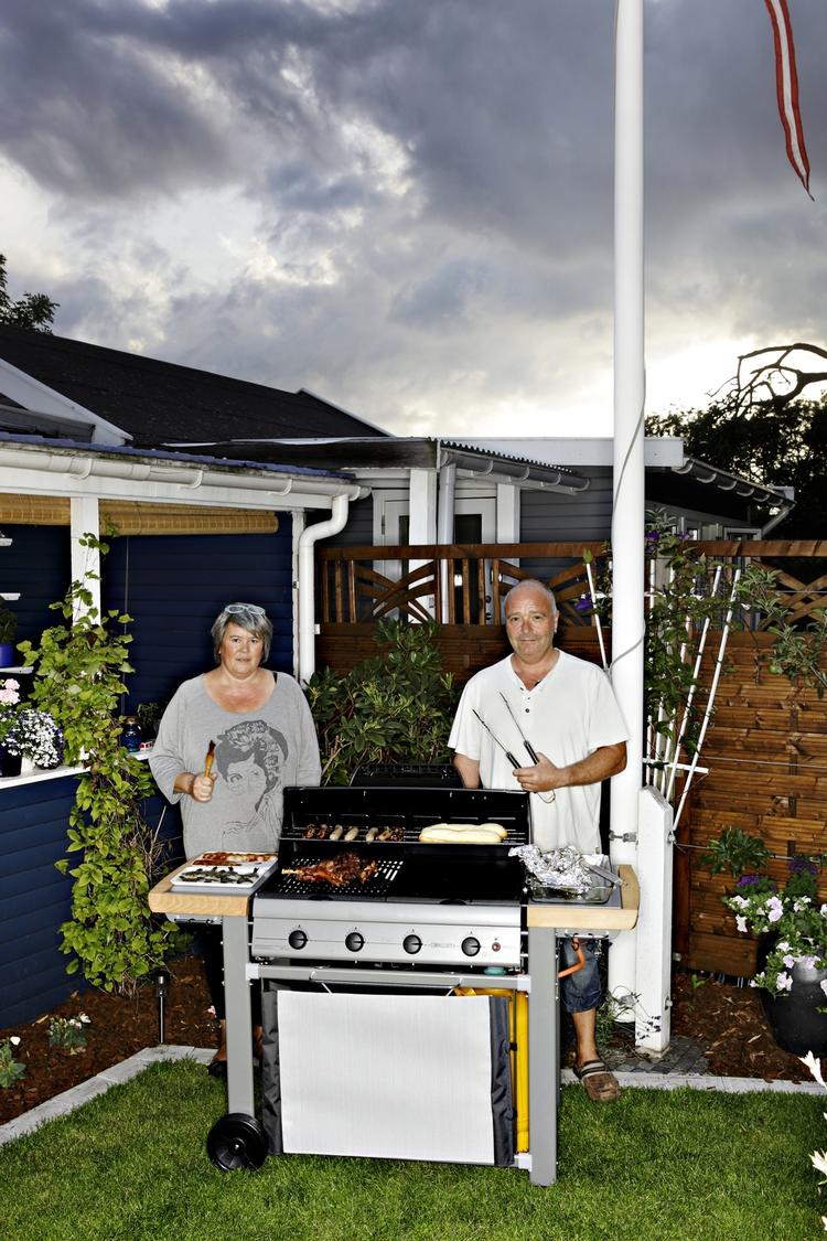 Grillglæde. Ghita Berggreen og Søren Fenger griller mindst 50 gange om året. Også flæskesteg og and til jul. 