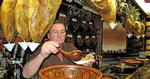 TAPAS. Sevilla er Andalusiens tapas-hovedstad med et utal af steder, hvor du kan få et hurtigt måltid i hyggelige omgivelser 