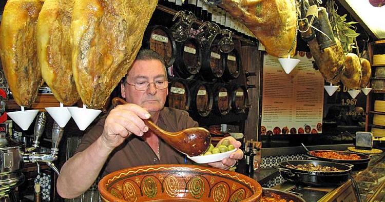 TAPAS. Sevilla er Andalusiens tapas-hovedstad med et utal af steder, hvor du kan få et hurtigt måltid i hyggelige omgivelser 