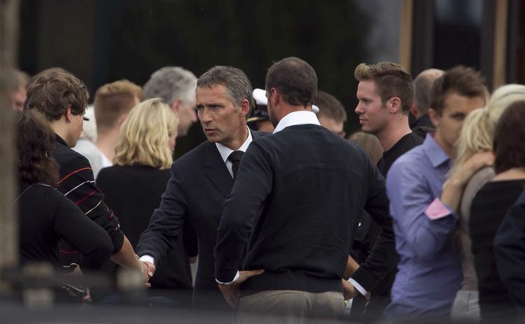 statsmand. Jens Stoltenberg besøgte dagen efter terrorangrebene overlevende fra Utøya samme med lederen af ungdomspartiet AUF, Eskild Pedersen. 