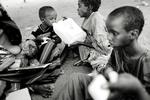 Hjælp. En 30-årig kvinde er netop ankommet fra Somalia til flygtningelejren Dadaab i Kenya med sine seks børn, hvor de har fået deres første nødration. Kvindes mand er stadig i Mogadishu. 