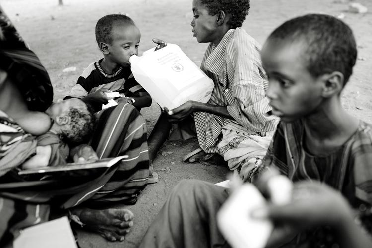 Hjælp. En 30-årig kvinde er netop ankommet fra Somalia til flygtningelejren Dadaab i Kenya med sine seks børn, hvor de har fået deres første nødration. Kvindes mand er stadig i Mogadishu. 