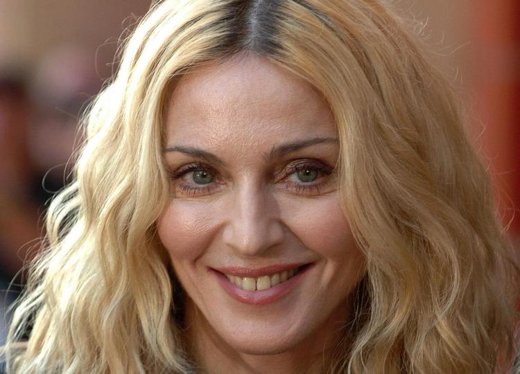Instruktør. Madonnas debutfilm som instruktør, 'Filth and Wisdom', fik en ublid medfart af anmelderne, da den havde premiere i 2008. Men det har ikke afskrækket Madonna, der nu er klar med sin anden spillefilm, 'W.E'. 