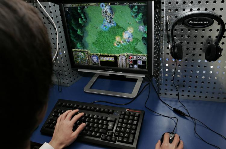 Spillegal. Anders Behring Breivik var blandt andet bruger af computerspillet 'World of Warcraft'. Nu fjerner norske butikker det voldelige spil fra hylderne. 