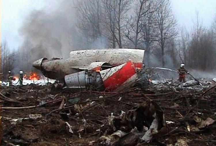 Tragedie. Alle om bord døde, da det polske præsidentfly styrtede ned i Rusland i april sidste år. Nu er rapporten om forløbet klar, og det er de uerfarne piloter, der får hovedparten af skylden. 