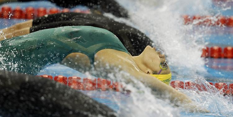 bang. Starten er gået til et indledende heat i 4x100 meter medley, hvor den australske rygcrawler Stephanie Rice var med til at forhindre en dansk finaleplads. 