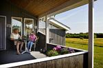 Sommerhuse. Udlændinge skal også have ret til at købe fritidsboliger i Danmark. Hvis det står til nogle kommuner. Andre kommuner stejler over forslaget, der bremses af et EU-forbehold. 