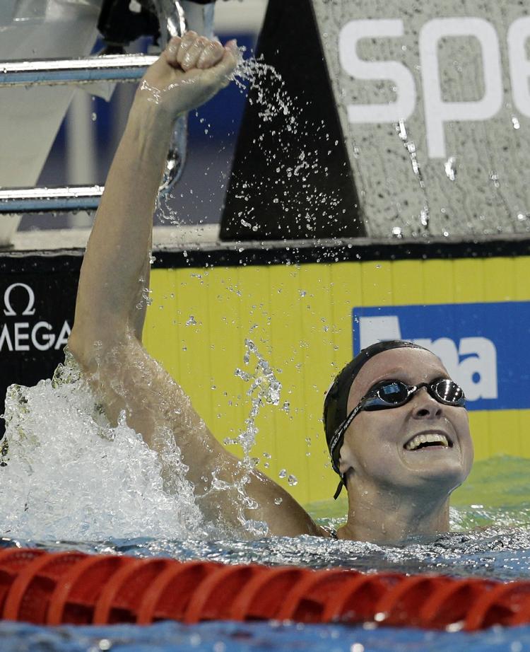 verdensmester. I 50 meterbutterfly var Inge Dekker en anelse hurtigere end svenskeren Therese Alshammar, der nu har fået medaljer ved fem forskellige VM-stævner. 