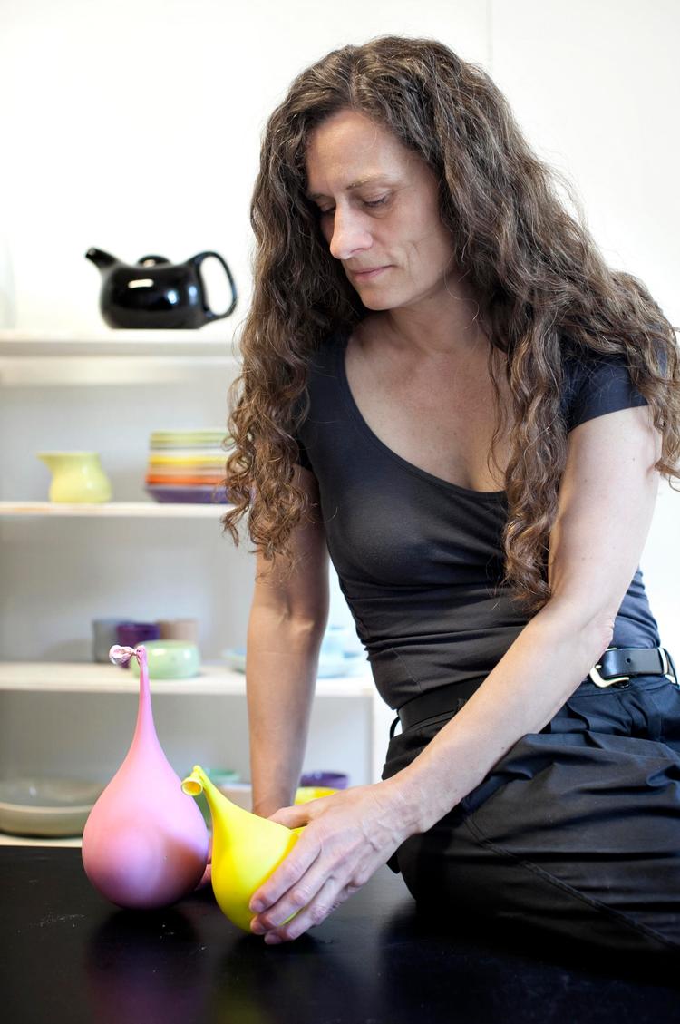 Ballonform. Jeanette List Amstrups Mano-serie sælger godt - blandt andet fordi alle delene har bløde og runde former. Og det er takket være de balloner, hun anvender som forme, før hun kaster sig over leret. 