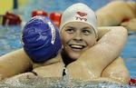 gyserfinale. Lotte Friis (th) lykønsker den britiske vinder i tvekampen mellem de to,  Rebecca Adlington, efter den meget tætte 800 meter. 