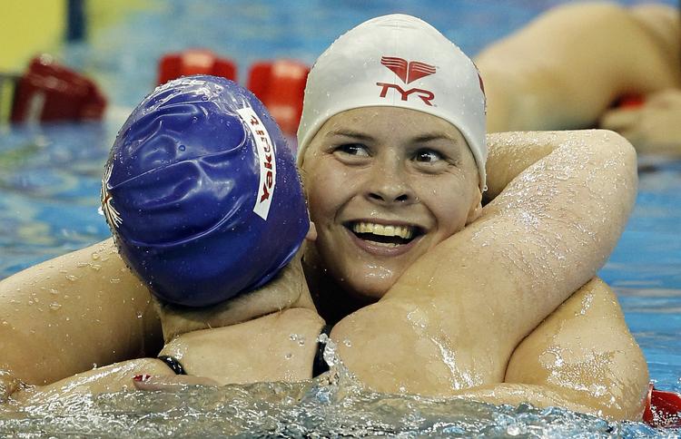 gyserfinale. Lotte Friis (th) lykønsker den britiske vinder i tvekampen mellem de to,  Rebecca Adlington, efter den meget tætte 800 meter. 