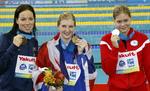 guld-tab. Lotte Friis (th) kunne ikke mobilisere den helt store begejstring over sølvet. Rebecca Adlington (midt) overlistede danskeren og vandt guld, mens USA's Kate Ziegler kom på tredjepladsen. 