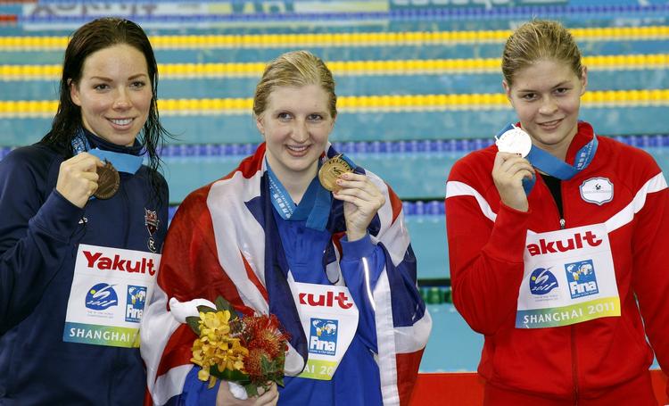 guld-tab. Lotte Friis (th) kunne ikke mobilisere den helt store begejstring over sølvet. Rebecca Adlington (midt) overlistede danskeren og vandt guld, mens USA's Kate Ziegler kom på tredjepladsen. 