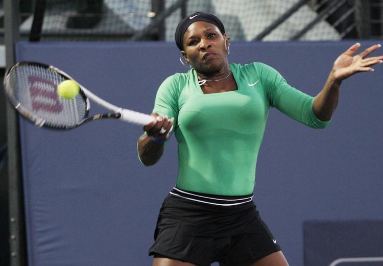 fokuseret. Serena Williams viste, at hun er ved at være tilbage i topform, da amerikaneren sikkert slog russiske Maria Sjarapova i Stanford. 