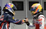 Sebastian Vettel (tv) bliver lykønsket af dagens nummer to i kvalifikationen til grand prix i Ungarn, Lewis Hamilton. 