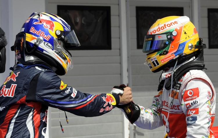 Sebastian Vettel (tv) bliver lykønsket af dagens nummer to i kvalifikationen til grand prix i Ungarn, Lewis Hamilton. 