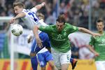 fight. Heidenheim's Christian Sauter (tv) kæmper om bolden med Bremens Tim Borowski i pokalopgøret. 