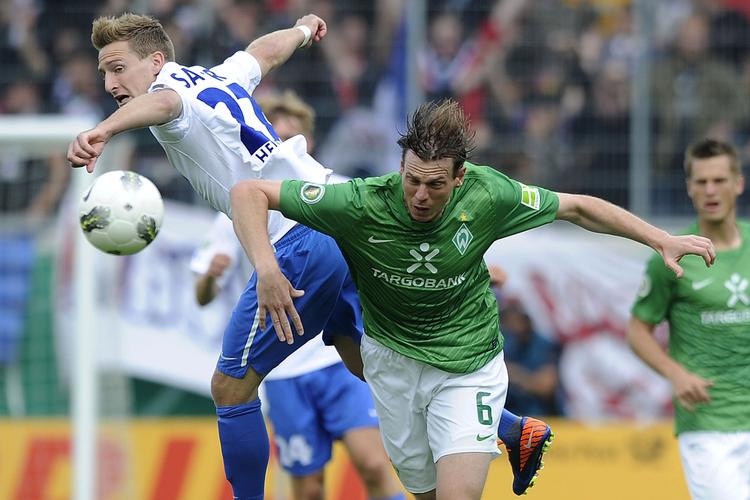 fight. Heidenheim's Christian Sauter (tv) kæmper om bolden med Bremens Tim Borowski i pokalopgøret. 