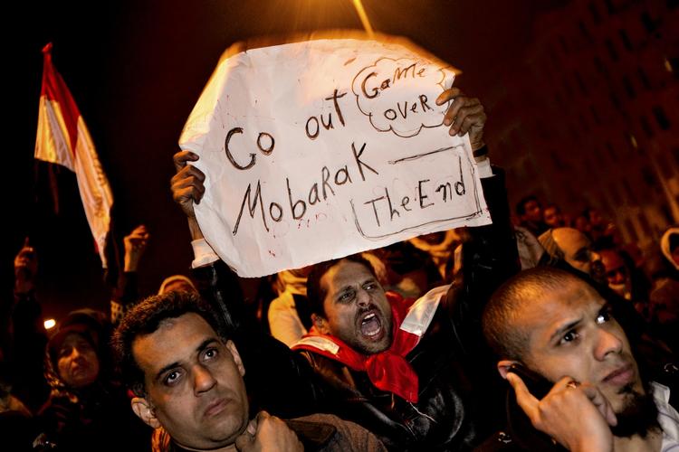 Oprør. Demonstranterne ville have fjernet Mubarak og det fik de. Men den egyptiske hær holder stadig landet i et jerngreb. 