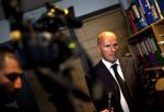 Strateg. Advokat Geir Lippestad ville ikke fortælle Anders Behring Breivik, hvor mange han har myrdet sidste fredag. Breivik fik oplysningen i stedet af nogle politibetjente. 