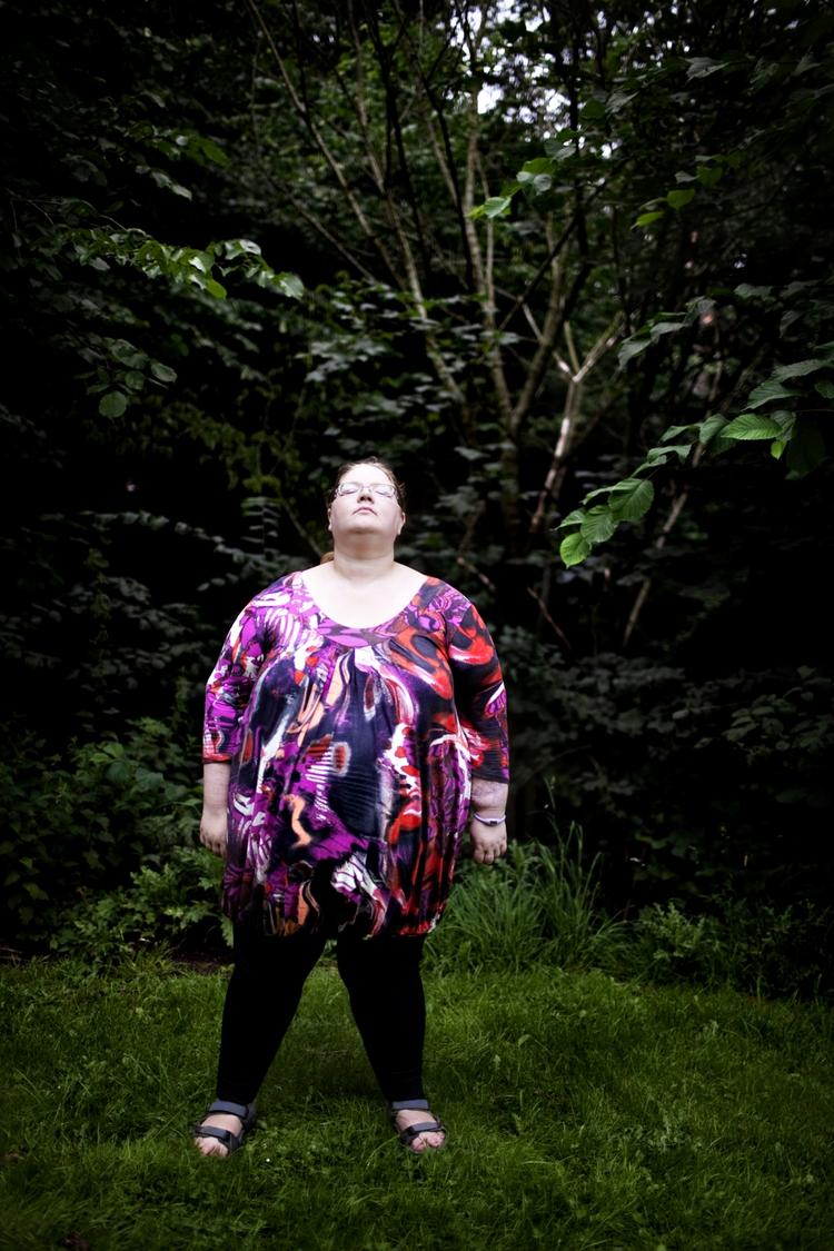 Spiseforstyrrelse. Tina Kvist er i dag 32 år gammel. Hun er 164 centimeter høj og vejer 158 kilo. 
