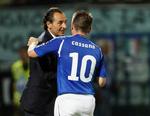 selvtillid. Italiens landstræner Cesare Prandelli (tv) er ikke skræmt over udsigten til at møde Danmark i kvalifikationen til VM i Brasilien 2014. 