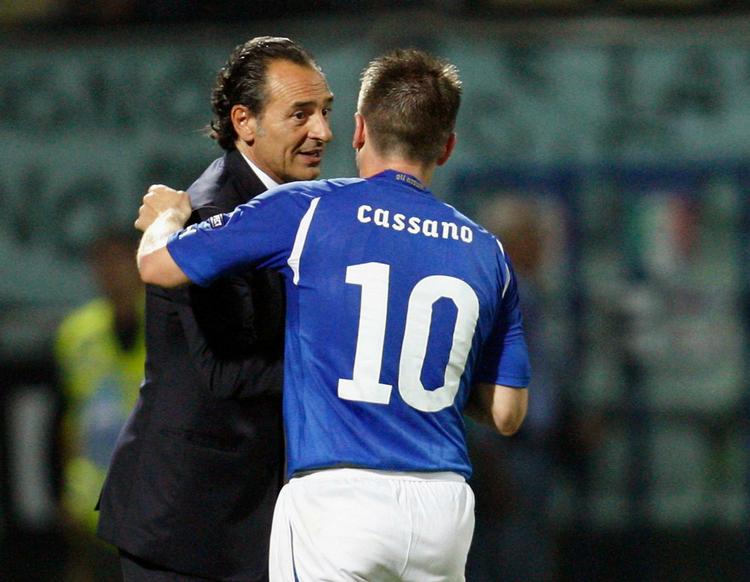 selvtillid. Italiens landstræner Cesare Prandelli (tv) er ikke skræmt over udsigten til at møde Danmark i kvalifikationen til VM i Brasilien 2014. 