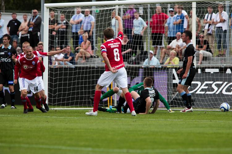 mål. Dennis Flinta (tv) lignede længe en matchvinder for Silkeborg, men Sønderjyske kom stærkt igen efter pausen. 
