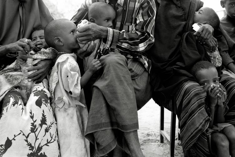 Venteposition. Når de nytilkomne flygtninge når til lejrene i den kenyanske by Dadaab, skal de registreres. Da der foreløbigt kun er meget begrænset adgang til nødhjælp i Somalia, flygter gennemsnitligt 1.300 somaliere til Kenya hver dag. 