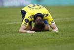 Nederlag. Brøndbys Kristoffer Munksgaard bider i græsset efter kampen. Man forstår ham godt - holdet tabte 4-1. 