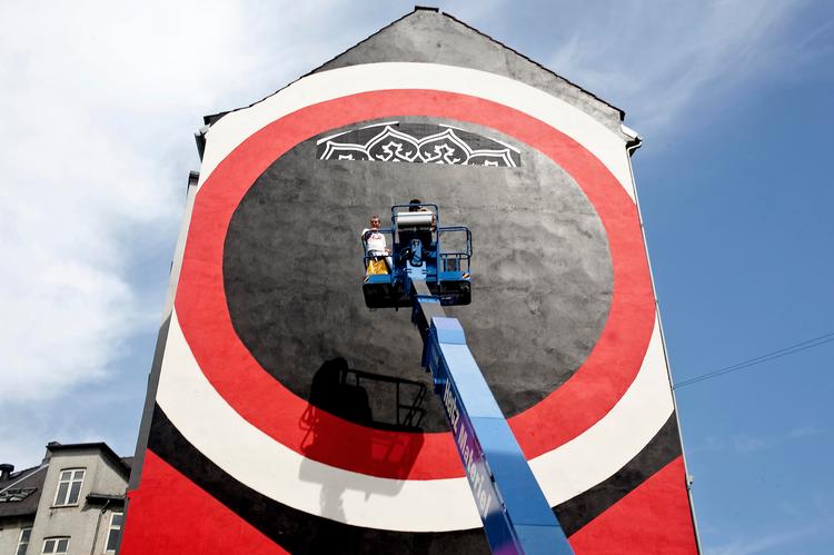 RIP. Den verdenskendte billedkunstner Shepard Fairey betegner sig selv som fredsaktivist. I går skabte han kunst på Ungdomshusets tidligere adresse i håb om, at den måtte hvile i fred. 