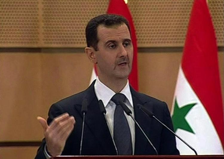 oprør. Præsident Assad slår i disse dage hårdt ned på oprørerne i landet. Omkring 100 er angiveligt blevet dræbt af sikkerhedsstyrker i løbet af weekenden. 