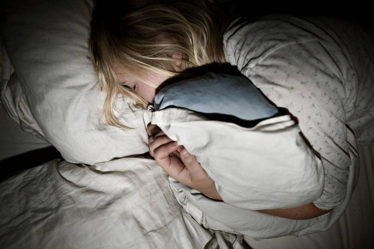 sengeklima. Danskerne vasker deres dyner og puder alt, alt for sjældent, og det giver flere husstøvmider. Her er tips til rengøringen af sengen. Arkivfoto. 