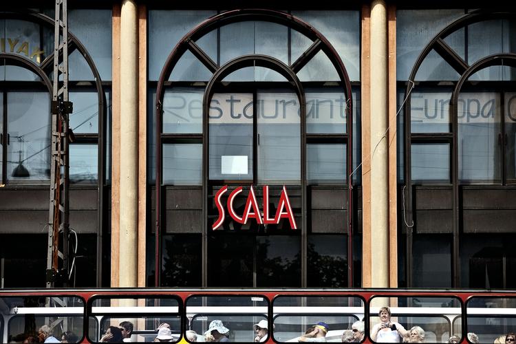 Byggesag. Scala-bygningen skal rives ned og give plads til en erhvervsbygning på 10 etager. I de nederste etager er der planer om butikker og restauranter. 