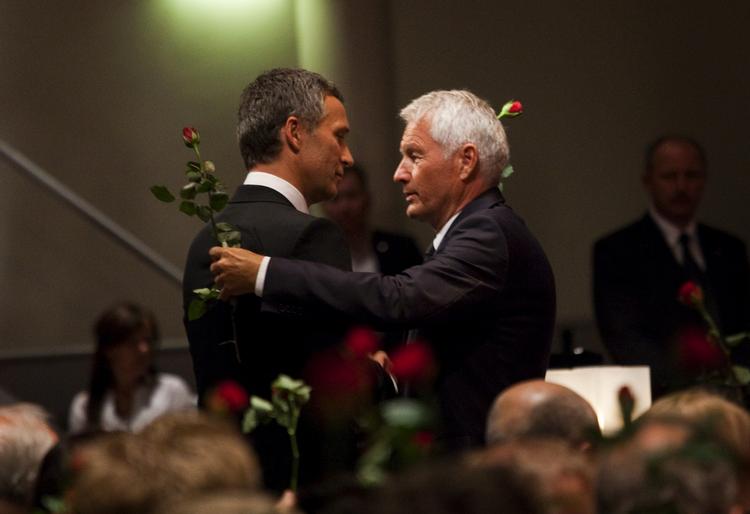 statsledere. Tidligere statsminister Thorbjørn Jagland (th.) sammen med nuværende statsminister Jens Stoltenberg under mindehøjtidelighed for terrorofrene i Oslo. 