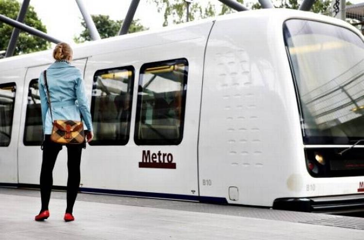 Billigt. Fra på søndag og derefter hver første søndag i måneden koster en heldagsbillet til tog, metro og bus kun 14 kroner. 