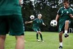 Fodbolddrømme. 17-årige Thomas Ibsen (i midten) drømmer om at blive professionel fodboldspiller - det kan han bedst blive i AB, mener han, selv om klubben ikke længere ligger i den bedste ungdomsrække. 