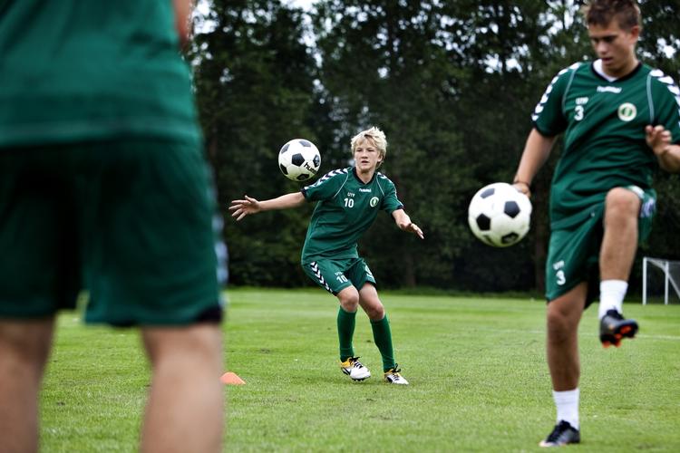 Fodbolddrømme. 17-årige Thomas Ibsen (i midten) drømmer om at blive professionel fodboldspiller - det kan han bedst blive i AB, mener han, selv om klubben ikke længere ligger i den bedste ungdomsrække. 