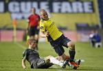 1-4. Mikkel Thygesen (t.h.) blive rher tacklet af den tidligere Brøndby-spiller Morten Rasmussen. 