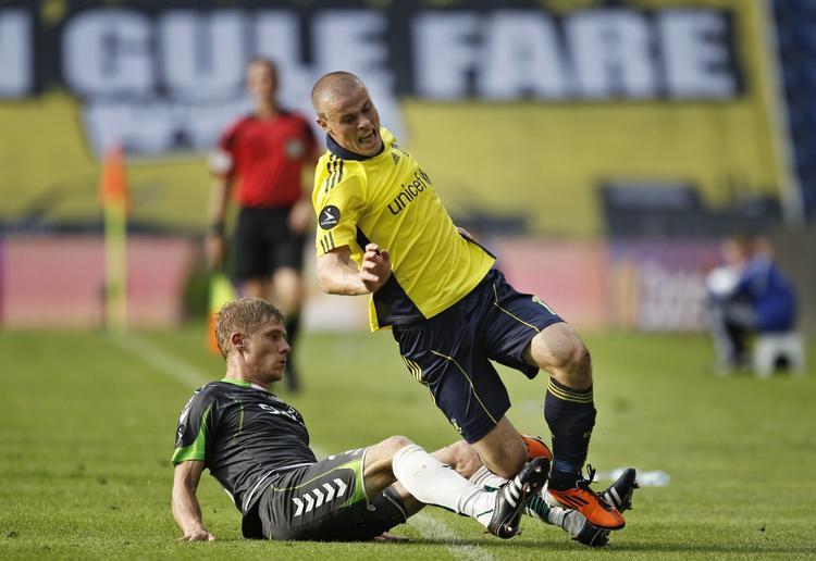 1-4. Mikkel Thygesen (t.h.) blive rher tacklet af den tidligere Brøndby-spiller Morten Rasmussen. 