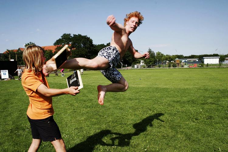 Sportselsker. Casper Palmvig har altid dyrket meget idræt. Blandt andet springgymnastik og taekwondo. Her er han fotograferet i 2005, inden han bliver syg, mens han udfører et såkaldt sidelæns flyvespark. 